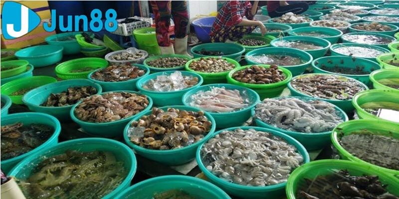 Chợ Cần Giờ - Thiên Đường Cho Các Tín Đồ Đam Mê Hải Sản Không Thể Bỏ Lỡ 5 La liệt các mặt hàng từ tươi đến đồ khô tại chợ